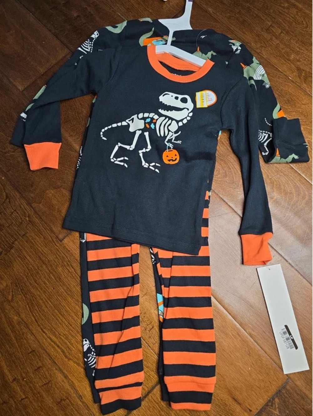 2t brand new halloween pajamas from carter's item. 632G8
